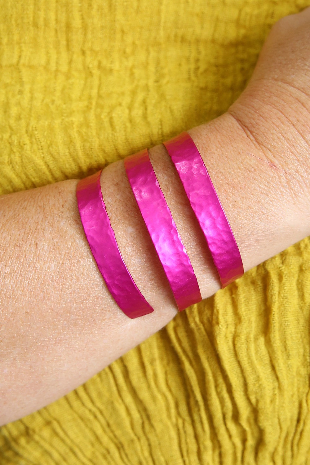 MONICA KREXA THICK SCUP BRACELET PINK