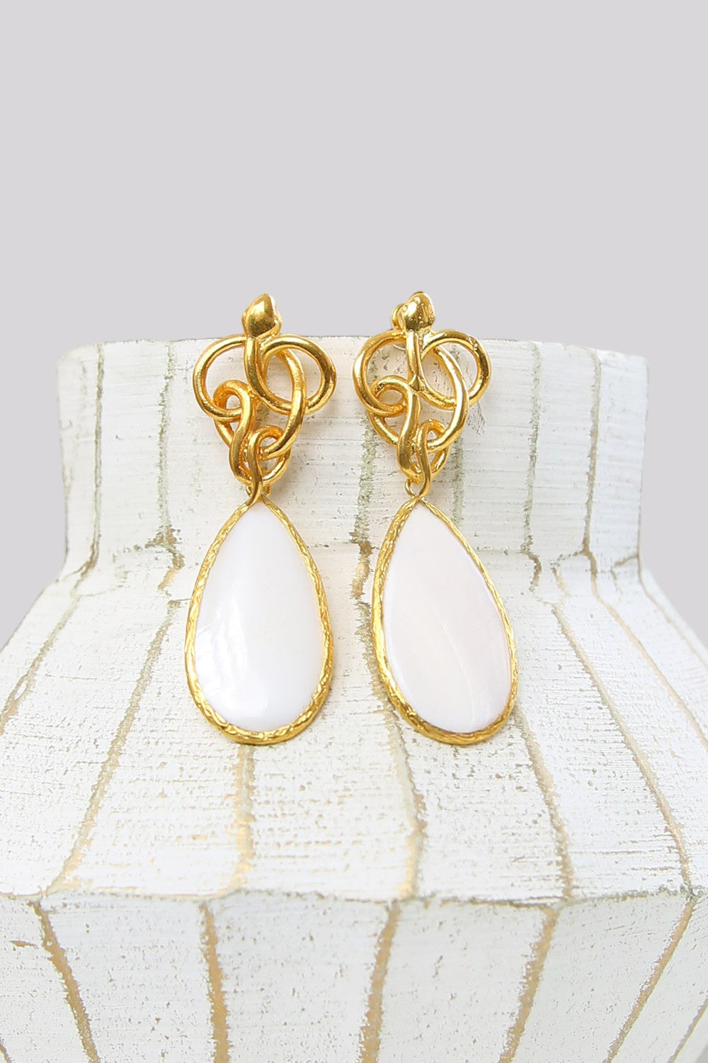 SECRETLY POSH TEAR-DROP EARRING WHITE/GOLD