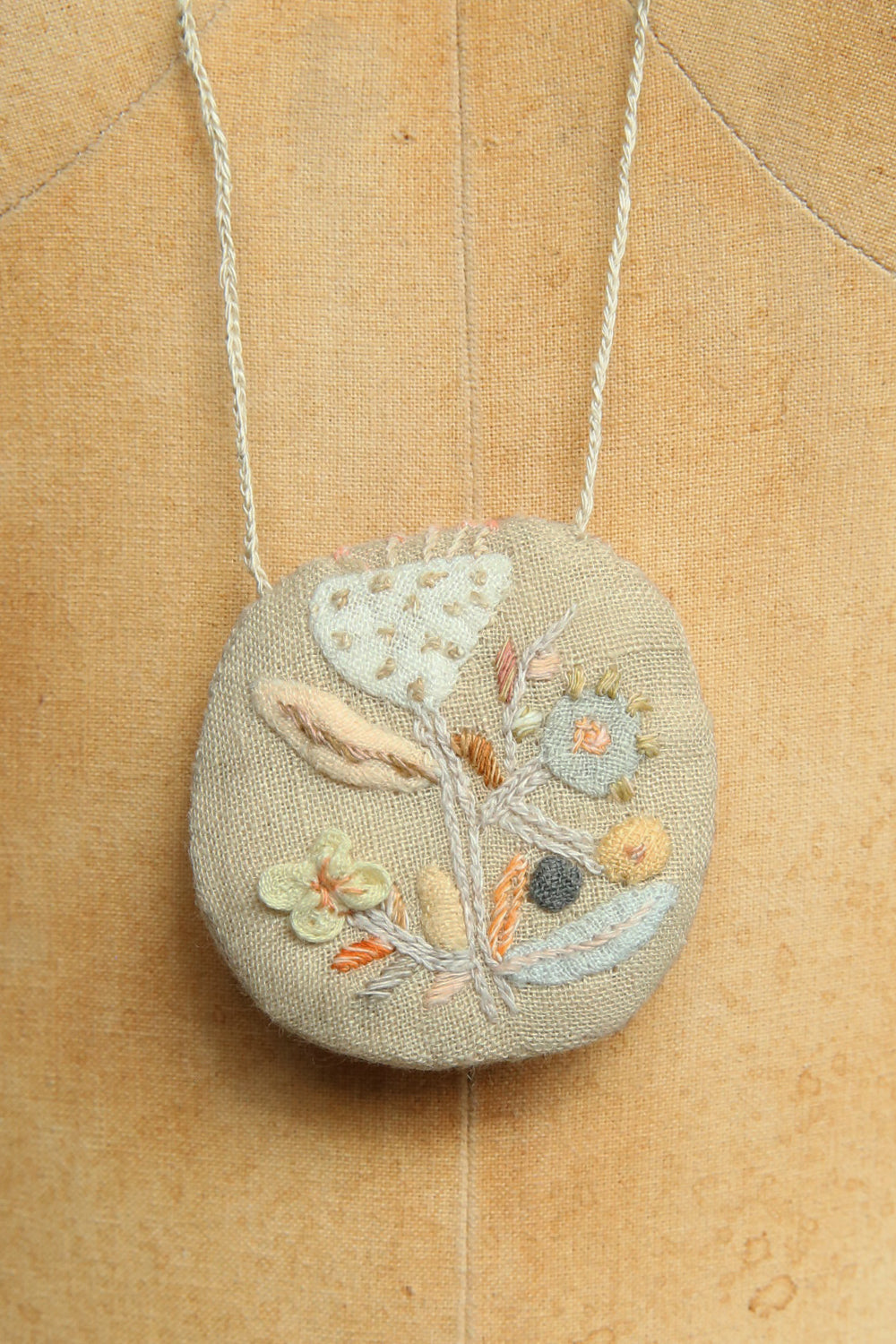 SOPHIE DIGARD FLORAL PENDANT NECKLACE BEIGE