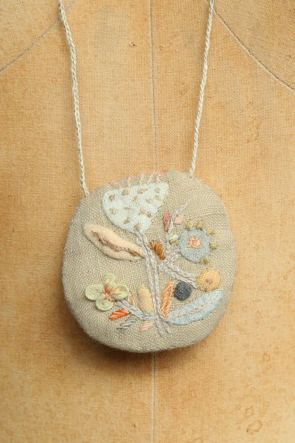 SOPHIE DIGARD FLORAL PENDANT NECKLACE BEIGE