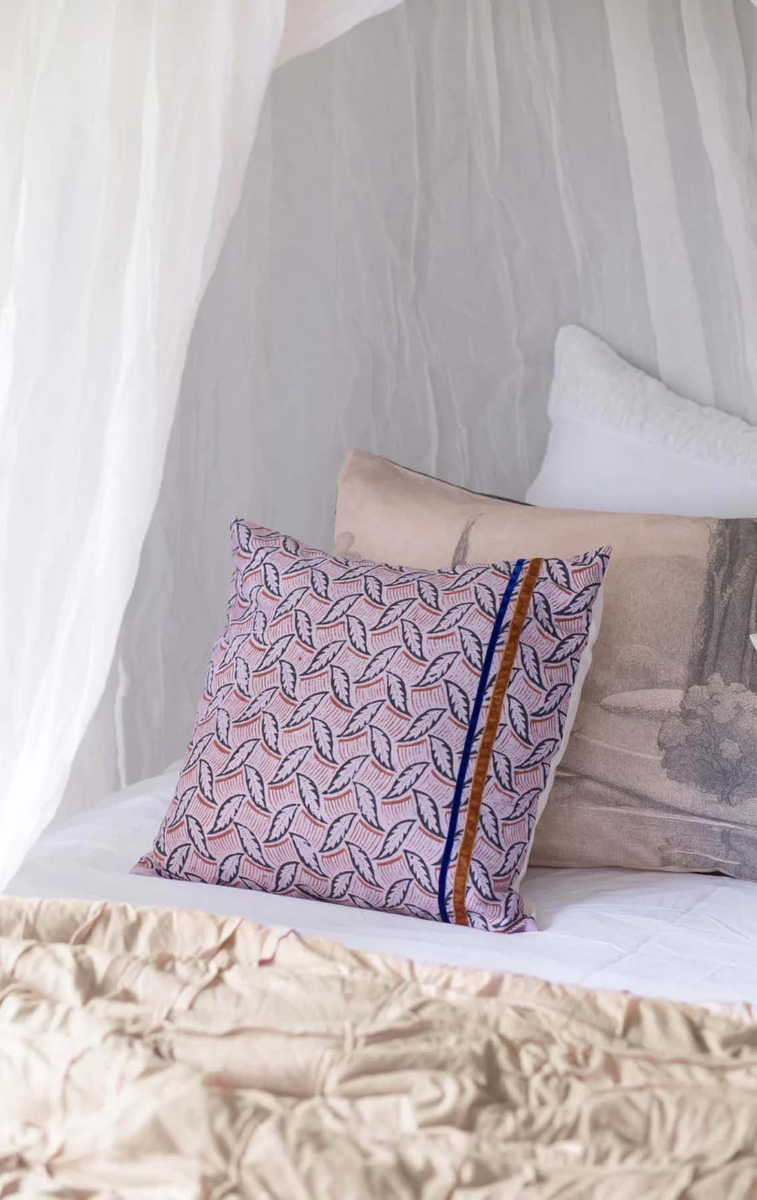 LAZYBONES ALTERNATING LEAF CUSHION