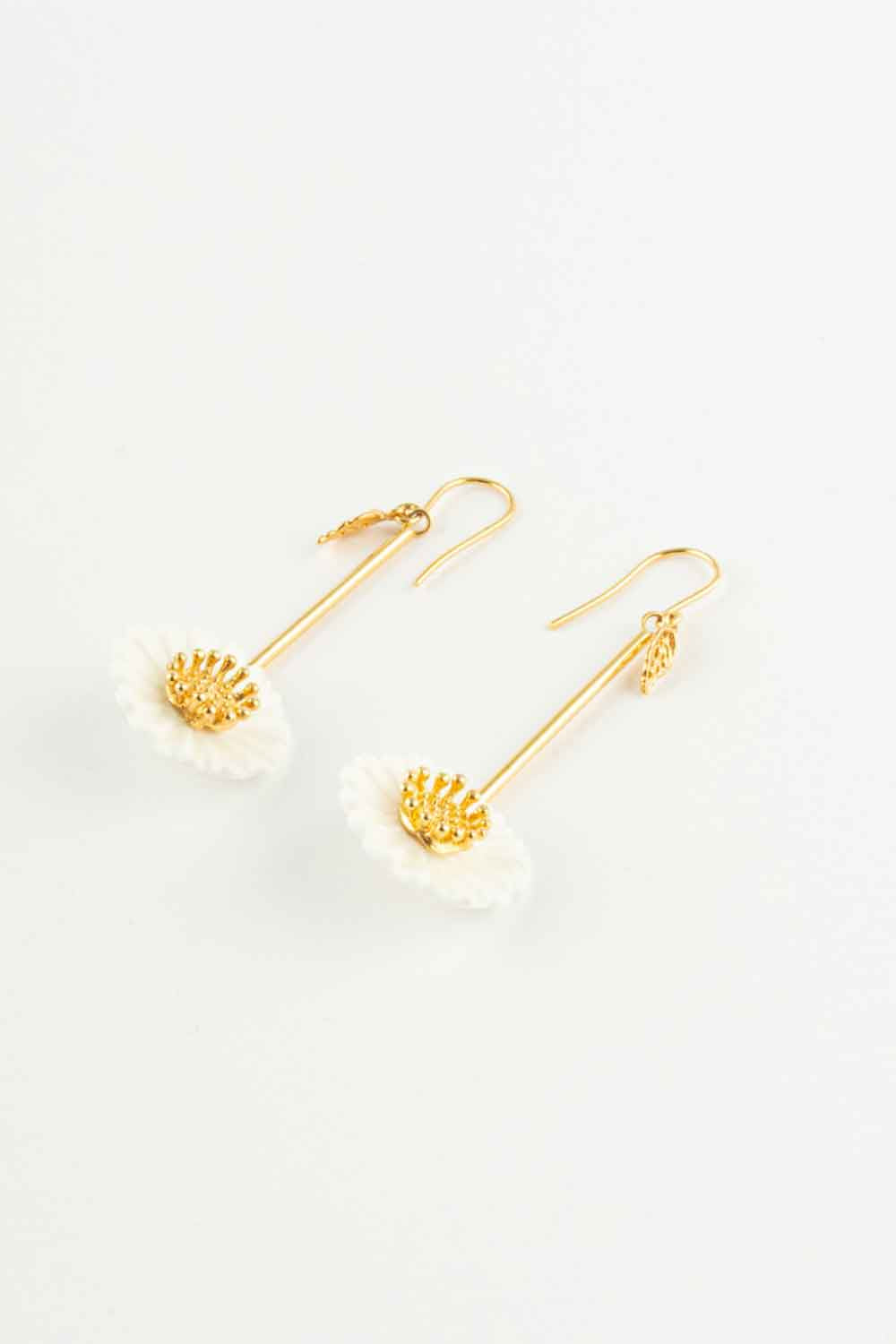 NACH DAISY GOLD PISTILL PENDANT EARRINGS
